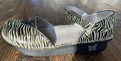 Zuecos Alegria MAD 420 estampado cebra para mujer talla 40 Mary Jane zapato de enfermería Foto 1 de 4