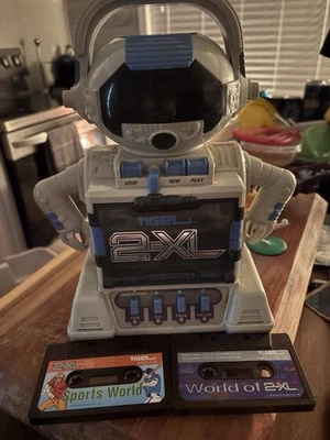 1992 TIGER ELECTRONIC 2-XL ГОВОРЯЩИЙ РОБОТ КАССЕТНЫЙ ПЛЕЕР ИГРУШКА ПРОТЕСТИРОВАНА РАБОТАЕТ ОТЛИЧНО - Изображение 1 из 4