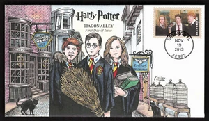 2013 HARRY POTTER FDC DIAGON ALLEY COLLINS HANDKOLORIERT ERSTTAGSAUSGABE COVER - Bild 1 von 1