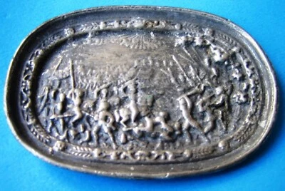 PLAQUE OU VIDE POCHE EN ETAIN AVEC SCENE DE BATAILLE - Photo 1/4