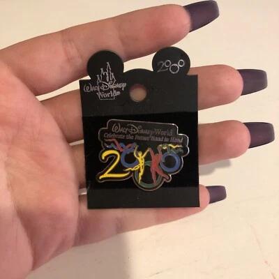 RARO Prendedor Coleccionable Conmemorativo Vintage Walt Disney World Año 2000 ¡Nuevo en Tarjeta! Foto 1 de 4