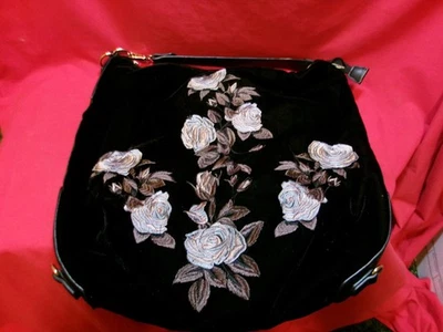 Bolso de Mano Urban Expressions Negro Terciopelo Bordado Floral Rosa Slouchy Cartera Foto 1 de 4