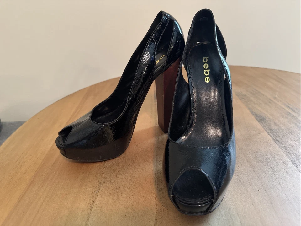 Tacones Bebe charol negro punta abierta talla 8M Foto 1 de 4