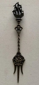 Tenedor vintage de recuerdo plateado encurtido/oliva con detalle náutico velero - Imagen 1 de 5