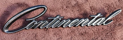 NOS LINCOLN CONTINENTAL QUARTER PANEL SCRIPT 1964 65 66 67 68 69 EMBLEM - Image 1 of 4