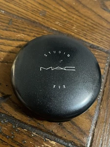 MAC NC 30 Studio Fix Powder Plus Foundation Compact with Mirror New No Box - Picture 1 of 3