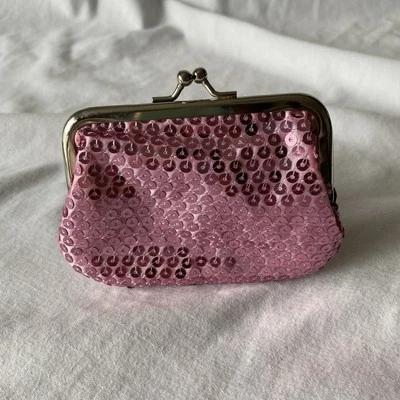 Розовая сумочка для мелочи с блестками с замком Kiss, подкладка в горошек. 4,5 дюйма x 3,5 дюйма неиспользованные - Изображение 1 из 2