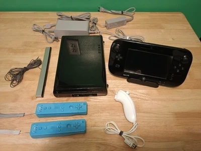 Paquete de consola Nintendo Wii U 32 GB con barra de sensores 2 Wiimotes Nunchuk Foto 1 de 3