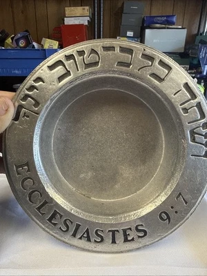 Plato decorativo vintage de peltre Eclesiastés 9:7 escritura hebrea e inglesa Foto 1 de 3