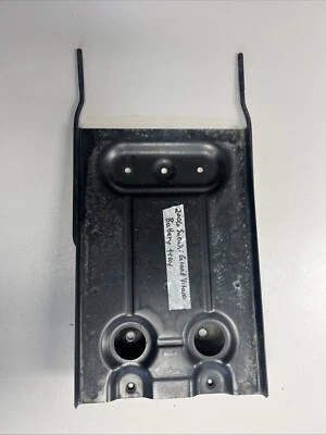 2006 SUZUKI GRAND VITARA BATTERY TRAY 2.7 - Image 1 of 3