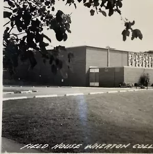 RPPC Wheaton College Feldhaus 1963 Wheaton IL echtes Foto Postkarte Kochen Nicht-Post - Bild 1 von 12