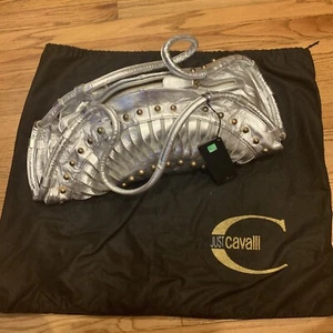 Bolso de Mano JUST CAVALLI PLATEADO METÁLICO CON HEBILLAS GRANDE NUEVO CON ETIQUETAS CON Bolsa para el Polvo - Imagen 1 de 12