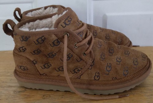 Mini Stivaletti Ugg Neumel 1127851 Logo in rilievo castagno. Taglia 7