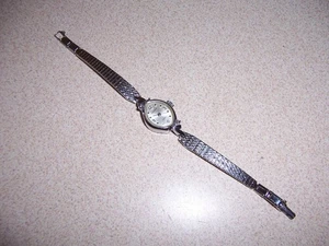 Vintage Waltham 17 Jewels Women's or Girls Wristwatch - CH531-63 - Picture 1 of 2