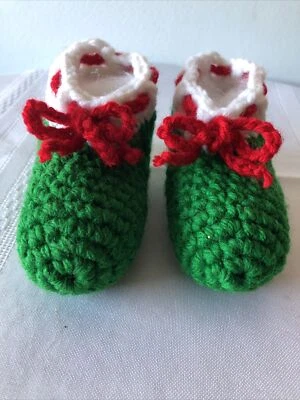 Botines de bebé hechos a mano de ganchillo verde con corbatas rojas y adornos blancos Foto 1 de 4