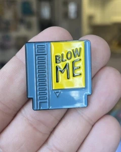 Nintendo cartucho esmalte pin Blow Me humor divertido adulto videojuego NES 80 solapa - Imagen 1 de 2
