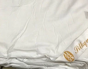 100% Mulberry Light-Weight Silk Comforter--U.S. Inventory  - Picture 1 of 4