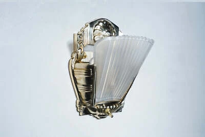 Art Glass - Art-deco Carved Brass and Faceted Glass Wall Sconce | Vint-In-Haus - Image 1 of 4