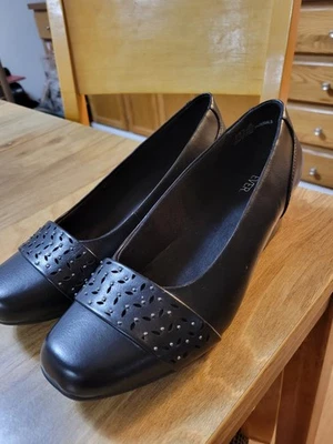 Bomba de tacón de cuña de cuero sintético con cabeza de pasador detalle de tachuelas por uso Ever talla 10M muy limpia Foto 1 de 4