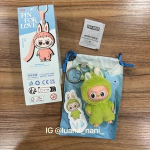 Pop Mart The Monsters Pin For Love Plüsch Anhänger Buchstabe V grüner Hase Neu im Karton - Bild 1 von 3