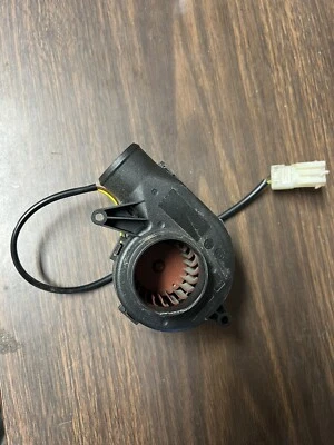 2007-2011 BMW DME Cool FAN E60 E61 E63 E92 E90 E81 E82 335i 328i 528i 535i 128i - Image 1 of 3