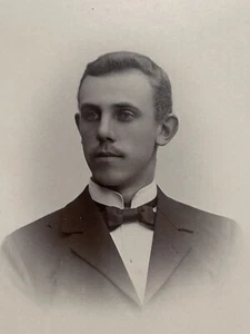 Antigua Foto CDV Hombre Guapo Bigote Traje Pajarita Moda Estocolmo Suecia - Imagen 1 de 4