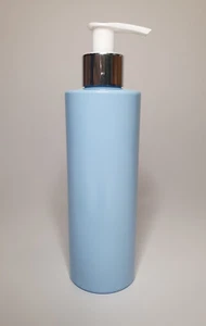 250ml Blue Cylindrical PET Plastic Bottle & Chrome/White Lotion Pump ANY AMOUNT - Bild 1 von 1