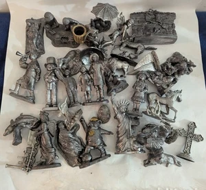 Chatarra de peltre 22 libras fundición recarga metal artesanías joyería - Lote de 32 estatuillas - Imagen 1 de 6