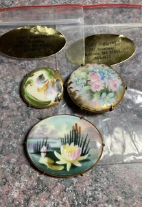 2 Vintage Krappen Set Broschen, 1 Anhänger, handbemalt Blumen Fluss Juweliere MA - Bild 1 von 15