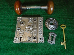 ONE FANCY PENN  'S' CIRCA 1900 RIM LOCK -COMPETE SET w/ KEY, VERY NICE (18916-2) - Picture 1 of 11