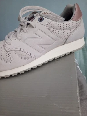 New Mujer New Balance 520 Cuero Tenis Zapatos Moonbeam/Lt Gris Talla 7 1/2 Foto 1 de 4