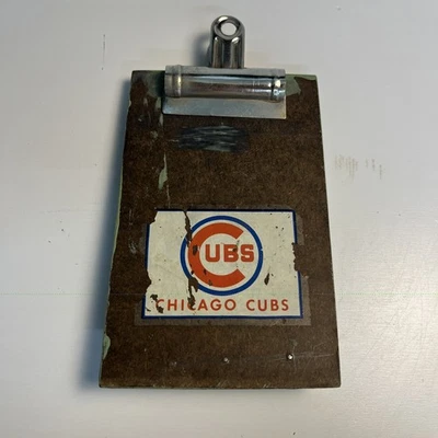 Mini portapapeles vintage con pegatina de los Chicago Cubs pintado de verde Foto 1 de 4