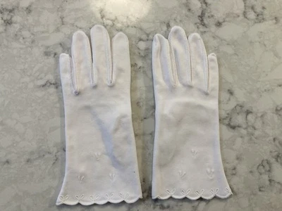 Vintage White Cotton Scalloped 8" Wrist Gloves with Embroidery--Size 6 1/2 - Image 1 of 3