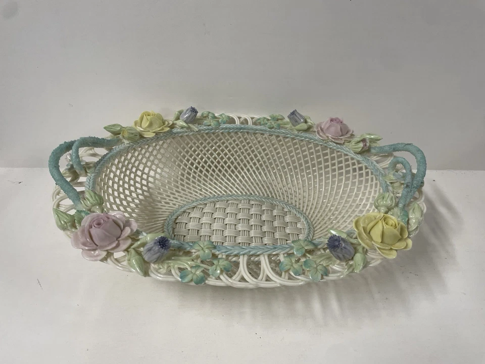 Belleek Korbgeschirr oval Porzellan weiß Korb grüne Griffe pastell Blumen - Bild 1 von 4