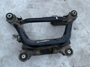 Soporte travesaño eje trasero BMW E46 330CI 325CI 328CI OEM - Imagen 1 de 10