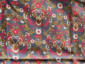 Sciarpa floreale quadrata vintage in seta eco 27" grigio, rosso, crema arrotolata a mano - Foto 1 di 4