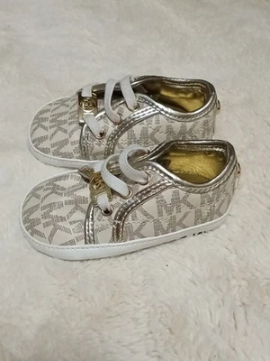 Michael Kors Bebé Borium Vainilla EE. UU. Talla 2M Zapatos de Cuna MK Signature  Foto 1 de 4