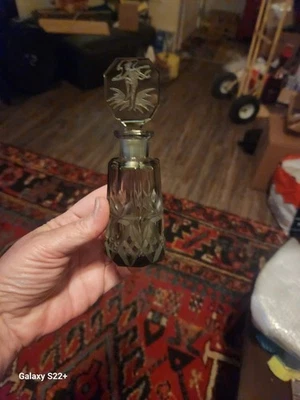 BOTELLA DE PERFUME GRIS AHUMADO DE VIDRIO CORTADO VINTAGE MARCADA HECHA EN CHECOSLOVAQUIA ¡COMO NUEVA!! Foto 1 de 2