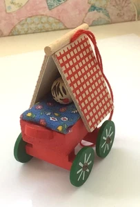 De colección Erzgebirge STEINBACH Bebé en Carro Ornamentos Rojo Alemania Madera Usado en Excelente Condición - Imagen 1 de 8