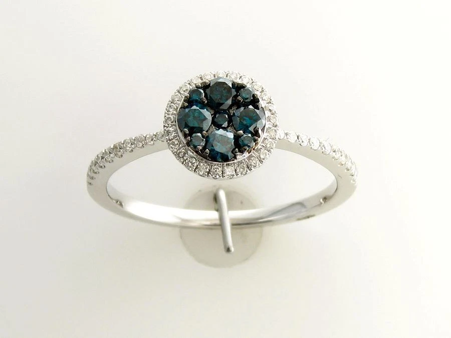 Anillo de cóctel LeVian de oro blanco de 14 quilates con diamantes blancos y azules de 0,42 quilates talla 7 Foto 1 de 4