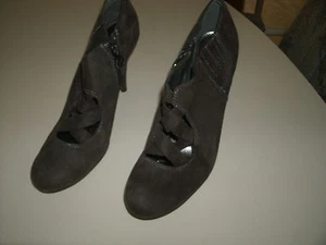 Vera Wang ladies dark brown dress heels size 8 M  - Picture 1 of 10