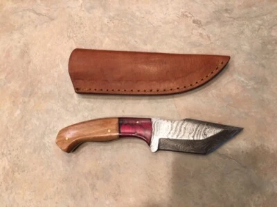 Damascus Tanto hunting knife, blonde & red laminate wood handle & leather sheath - Image 1 of 3