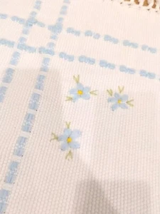 VINTAGE WOVEN BABY BLANKET WHITE ACRYLIC BLUE FLOWERS TRIM K50 - Picture 1 of 5
