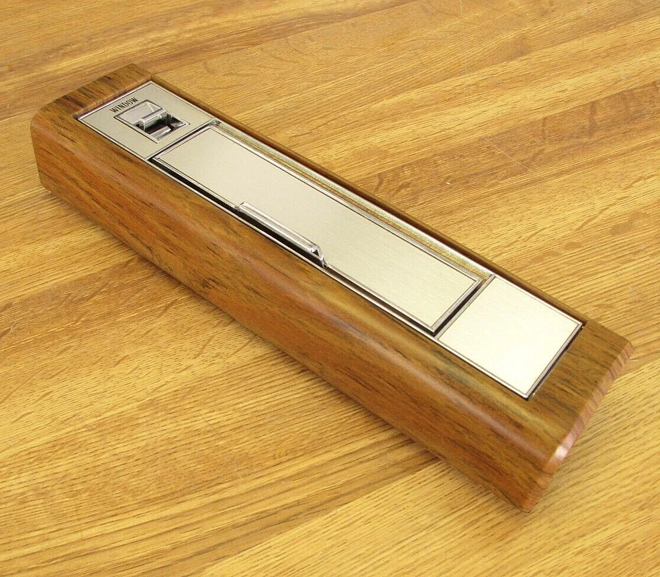 SHOW QUALITY NOS RH REAR ASH / SWITCH BEZEL 1985 CADILLAC FLEETWOOD BROUGHAM Foto 1 de 4