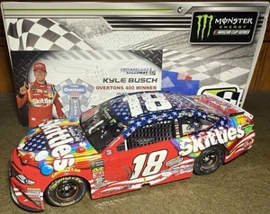 2018 Kyle Busch Skittles RW&B ‘Chicagoland Raced Win’ 1/24 LIONEL ARC - Picture 1 of 4