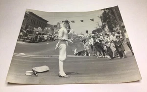 Fotografía de payaso actuando en un desfile blanco y negro 8x10 de colección - Imagen 1 de 24