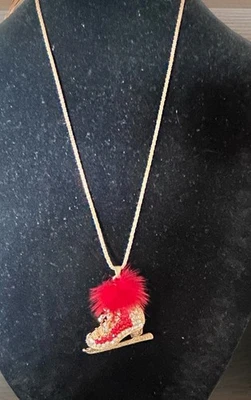 "Collar de plumas rojas colgante de patín sobre hielo Betsy Johnson 27"" nuevo sin etiquetas L-9" Foto 1 de 4