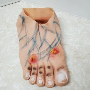 Halloween Party Deko 1 riesiger grober blutiger Fuß Schuhüberzieher Requisite  - Bild 1 von 10