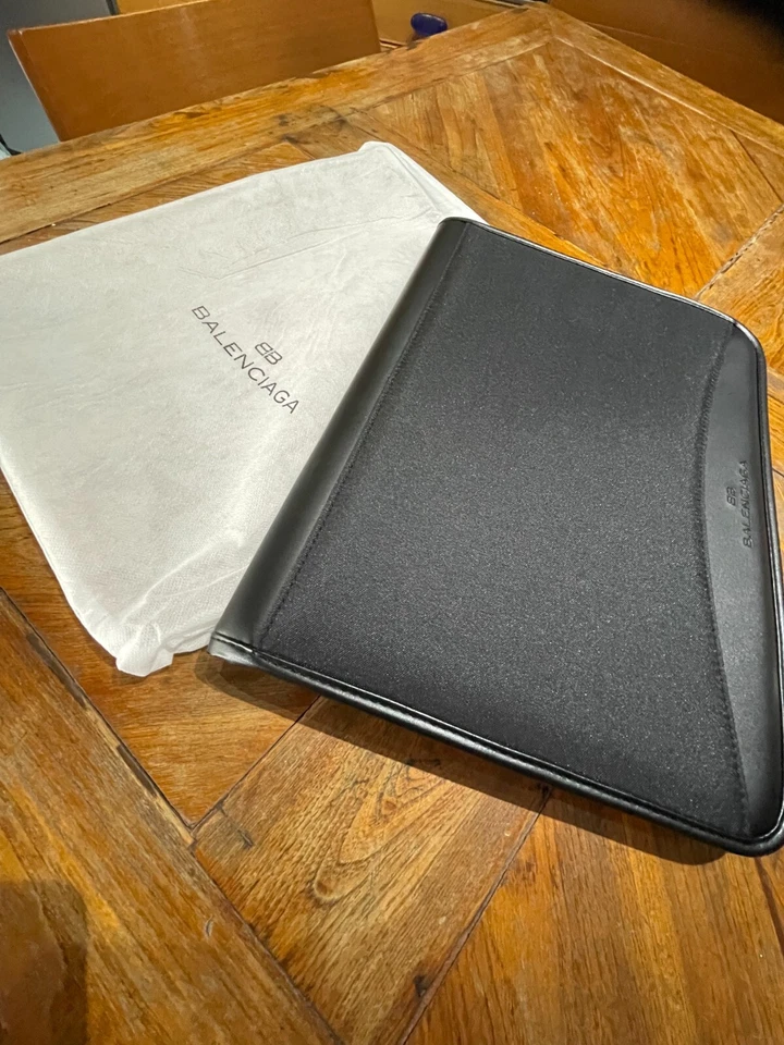 Cartella Portablocco A4 (e iPad/Mac), Firmato BALENCIAGA, molto elegante - Immagine 1 di 4
