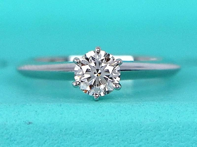 Anillo de compromiso redondo de diamantes talla 4 $4,410 Tiffany & Co platino 0,45 quilates I VS2 Foto 1 de 4